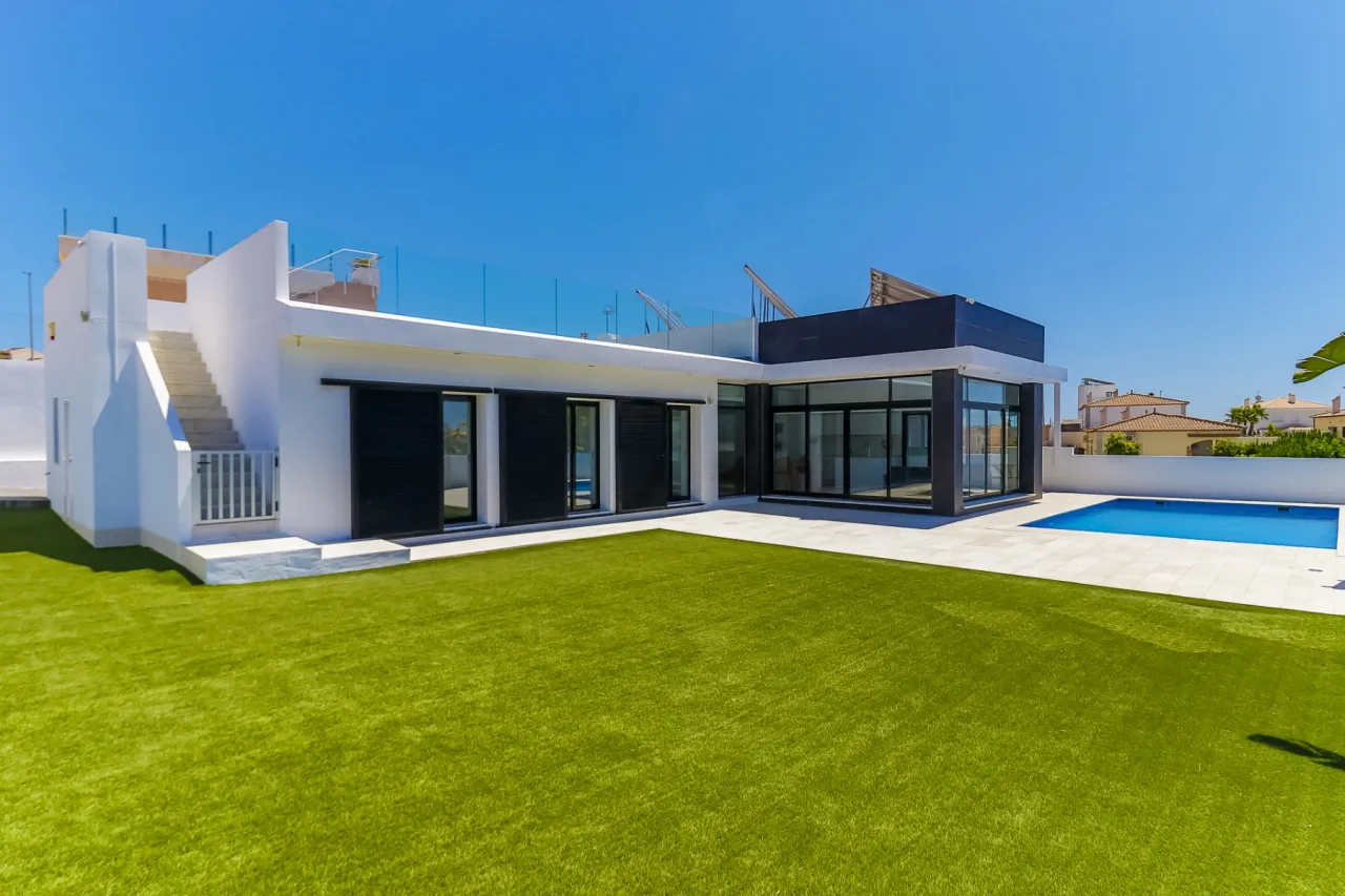Vila / sublokuotas namas — La Marina – La Marina, nuotrauka 1 iš 15