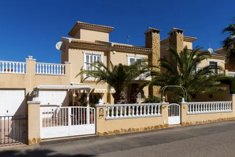 Villa / paarismaja — Torrevieja – Aguas Nuevas, Hispaania