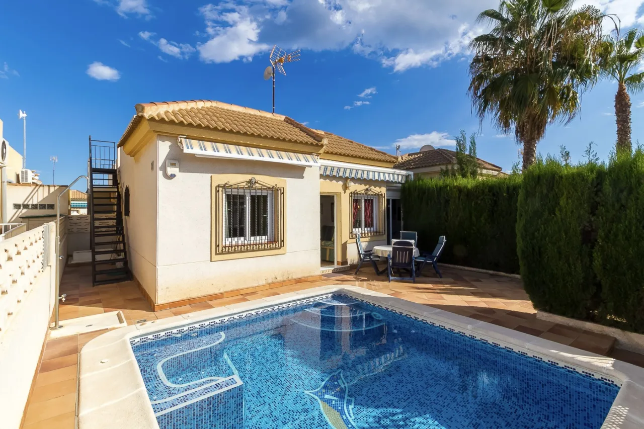 Villa / dvīņu māja — Torrevieja – Aguas Nuevas, foto 1 no 14